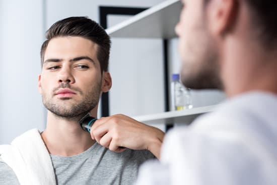 man trim his beard with an adjustable beard trimmer